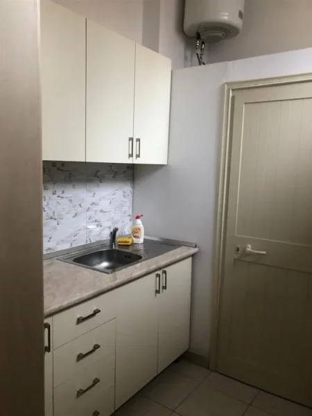 Tirane, jepet me qera zyre Kati 2, 52 m² 200 € (Hoxha Tahsin)