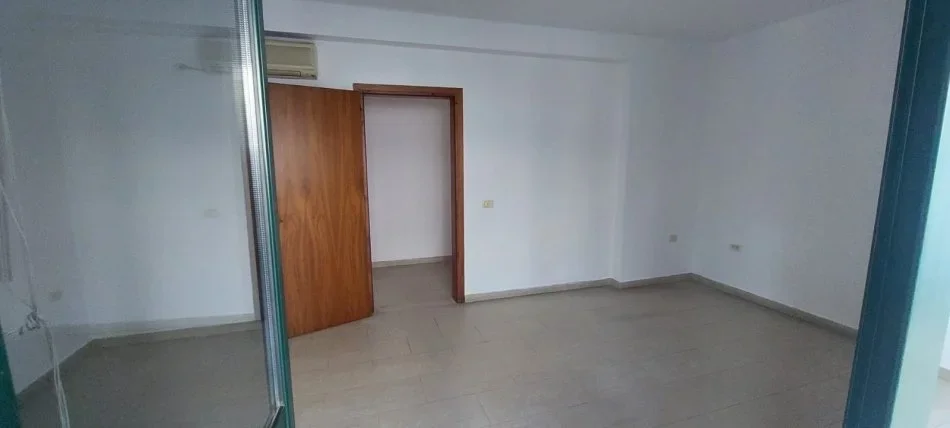 Tirane, jepet me qera zyre Kati 2, 230 m² 1.800 € (Rruga Vllazen Huta)