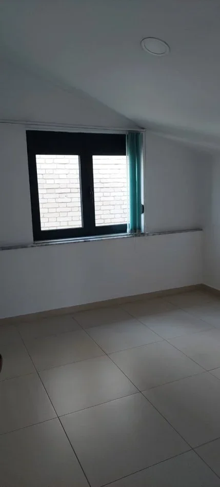 Tirane, jepet me qera zyre Kati 2, 230 m² 1.800 € (Rruga Vllazen Huta)