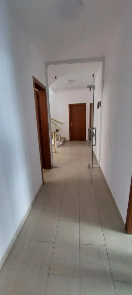 Tirane, jepet me qera zyre Kati 2, 230 m² 1.800 € (Rruga Vllazen Huta)