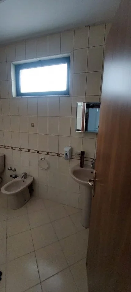 Tirane, jepet me qera zyre Kati 2, 230 m² 1.800 € (Rruga Vllazen Huta)