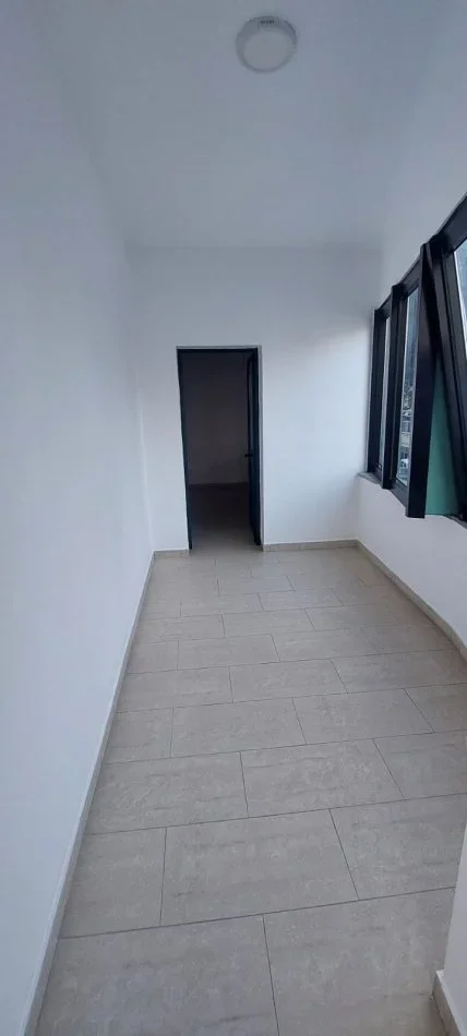 Tirane, jepet me qera zyre Kati 2, 230 m² 1.800 € (Rruga Vllazen Huta)