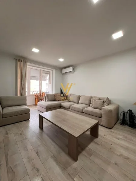 Tirane, jepet me qera apartament 2+1+Ballkon Kati 4, 80 m² 850 € (QENDER)