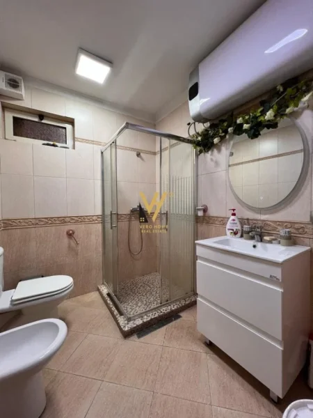 Tirane, jepet me qera apartament 2+1+Ballkon Kati 4, 80 m² 850 € (QENDER)