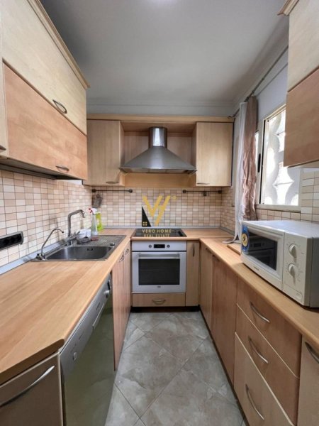 Tirane, jepet me qera apartament 2+1+Ballkon Kati 4, 80 m² 850 € (QENDER)