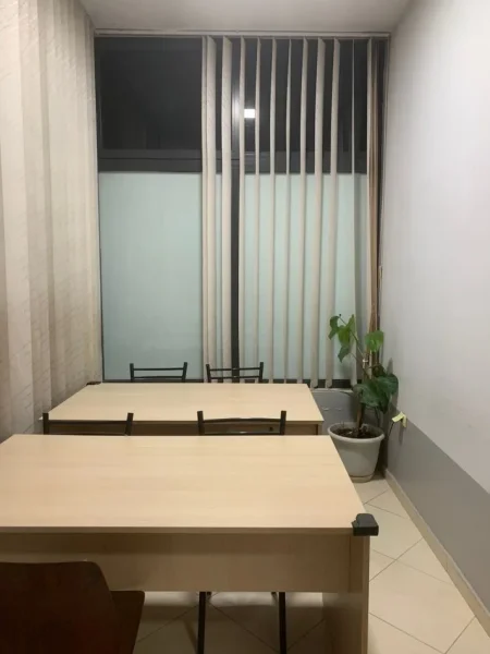 Tirane, jepet me qera ambjent biznesi Kati 1, 83 m² 500 € (YZBERISHT)
