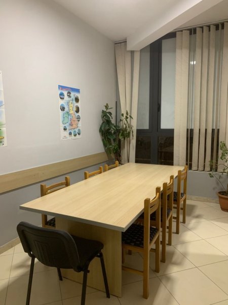 Tirane, jepet me qera ambjent biznesi Kati 1, 83 m² 900 € (YZBERISHT)