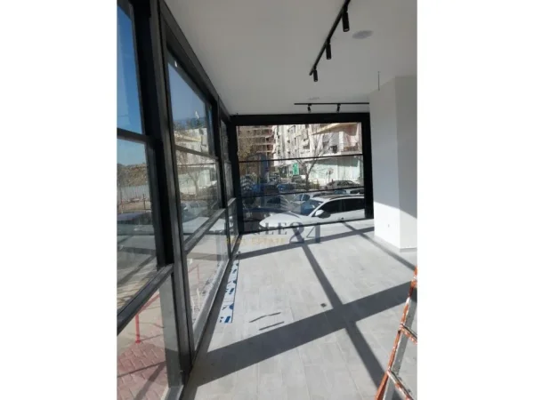 Tirane, jepet me qera dyqan , 120 m² 1.000 € (Astir)