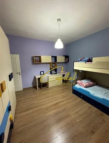 Tirane, jepet me qera apartament 2+1 Kati 1, 130 m² 850 € (PAZARI I RI)