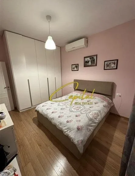 Tirane, jepet me qera apartament 2+1 Kati 1, 130 m² 850 € (PAZARI I RI)