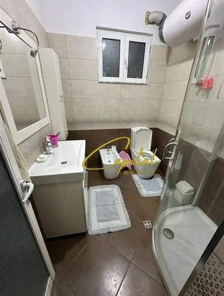 Tirane, jepet me qera apartament 2+1 Kati 1, 130 m² 850 € (PAZARI I RI)