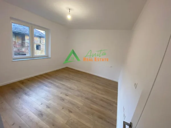 Tirane, shitet apartament 2+1+Ballkon Kati 3, 83 m² 185.000 € (Rruga e Durresit)