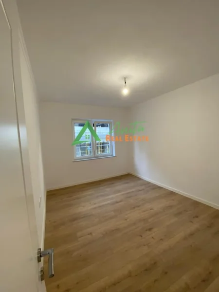 Tirane, shitet apartament 2+1+Ballkon Kati 3, 83 m² 185.000 € (Rruga e Durresit)