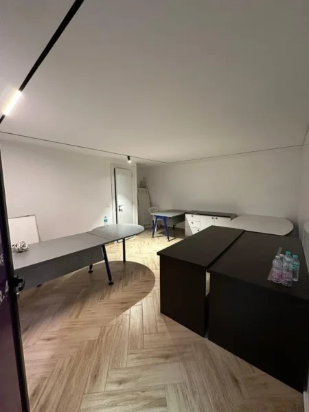 Tirane, shes ambjent biznesi Kati 1, 220 m² (Rruga e Dibres)