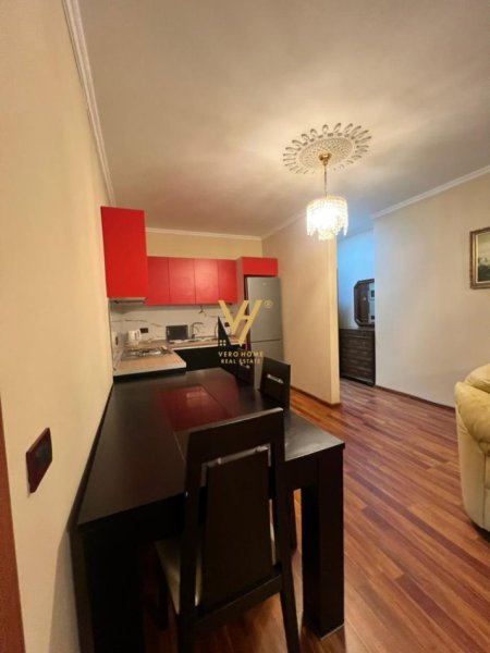 Tirane, jepet me qera apartament 1+1+Ballkon Kati 8, 80 m² 500 € (BRRYL)