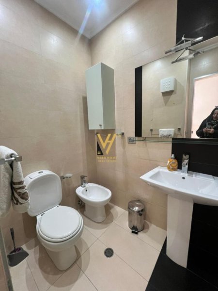 Tirane, jepet me qera apartament 1+1+Ballkon Kati 7, 70 m² 550 € (ZOGU I ZI)