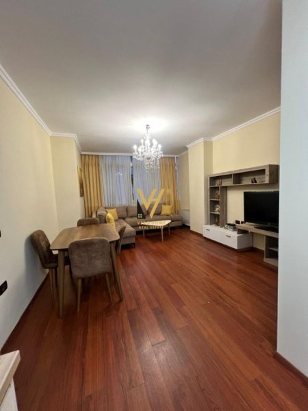 Tirane, jepet me qera apartament 2+1+Ballkon Kati 8, 95 m² 600 € (BRRYLI)
