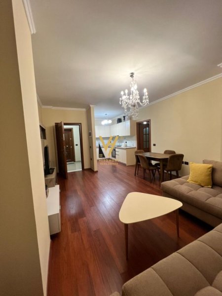 Tirane, jepet me qera apartament 2+1+Ballkon Kati 8, 95 m² 600 € (BRRYLI)