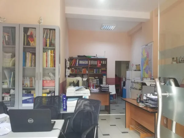 Tirane, jepet me qera dyqan Kati 0, 64 m² 400 € (Komune Parisit)