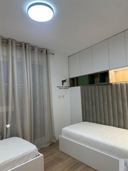 Tirane, jepet me qera apartament 2+1+Ballkon Kati 4, 101 m² 800 € (STACIONI I TRENIT)