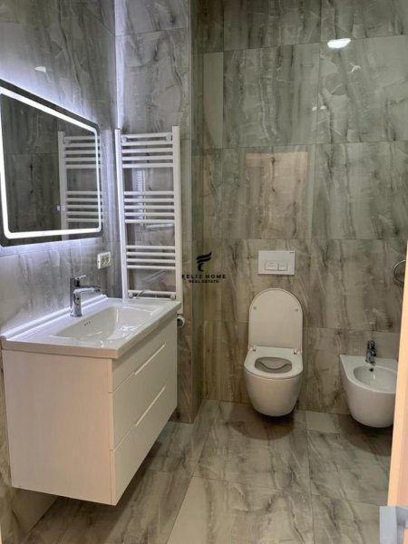 Tirane, jepet me qera apartament 2+1+Ballkon Kati 4, 101 m² 800 € (STACIONI I TRENIT)
