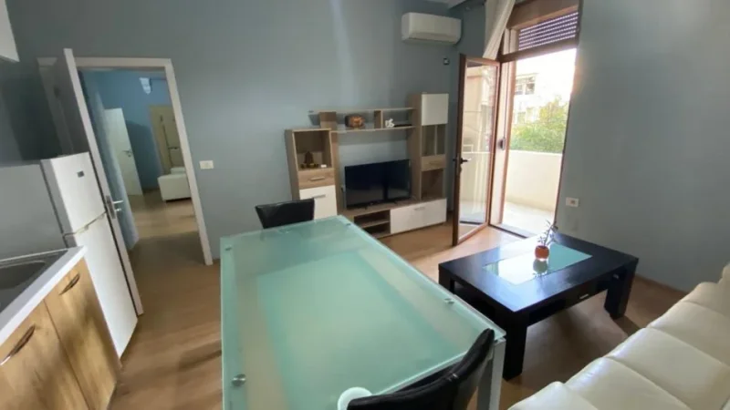 Tirane, jepet me qera apartament 1+1+Aneks+Ballkon Kati 2, 50 m² 450 € (ali demi)