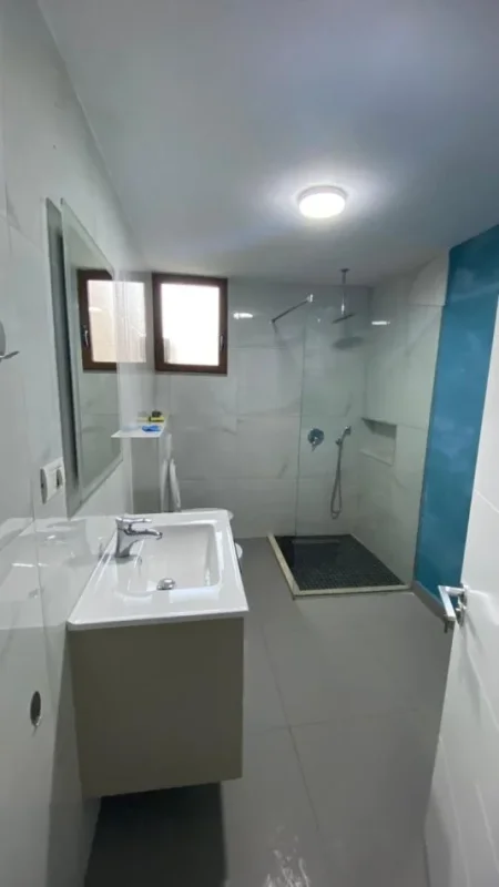 Tirane, jepet me qera apartament 1+1+Aneks+Ballkon Kati 2, 50 m² 450 € (ali demi)