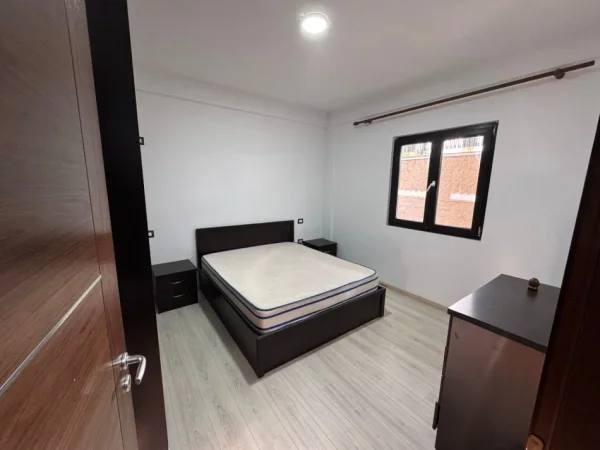 Tirane, jepet me qera apartament 2+1 Kati 3, 105 m² 400 € (Sauk)