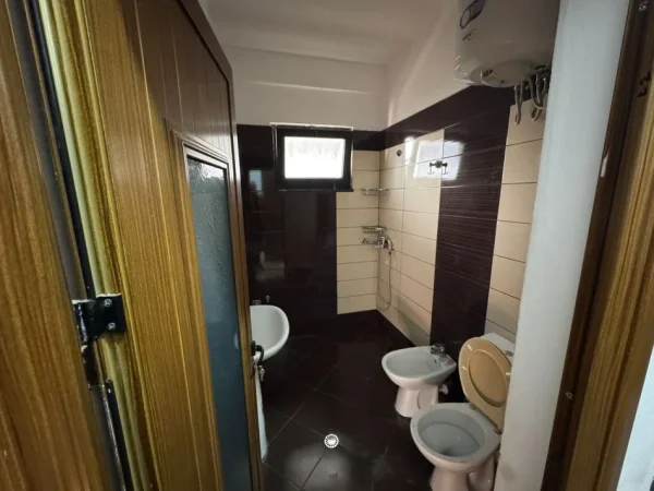Tirane, jepet me qera apartament 2+1 Kati 3, 105 m² 400 € (Sauk)