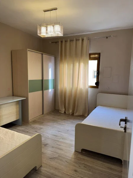 Tirane, jepet me qera apartament 2+1+Ballkon Kati 5, 95 m² 650 € (KOMUNA E PARISIT)