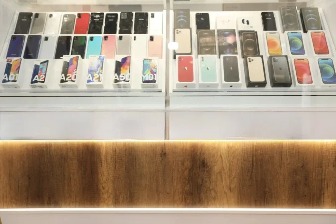 Tirane, shes Mobilje dhe pajisje per celulare 2.500 €