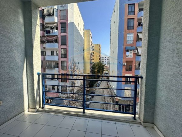 Tirane, jepet me qera apartament 2+1 Kati 3, 104 m² 450€ (YZBERISHT)
