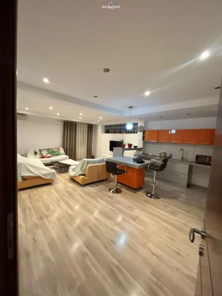Tirane, jepet me qera apartament 1+1+Ballkon Kati 2, 75 m² 650 € (rruga e durresit)