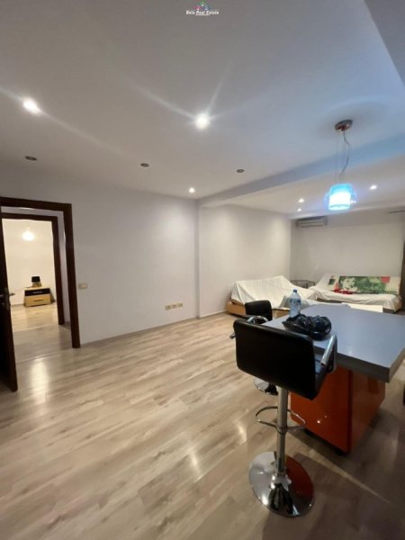 Tirane, jepet me qera apartament 1+1+Ballkon Kati 2, 75 m² 650 € (rruga e durresit)