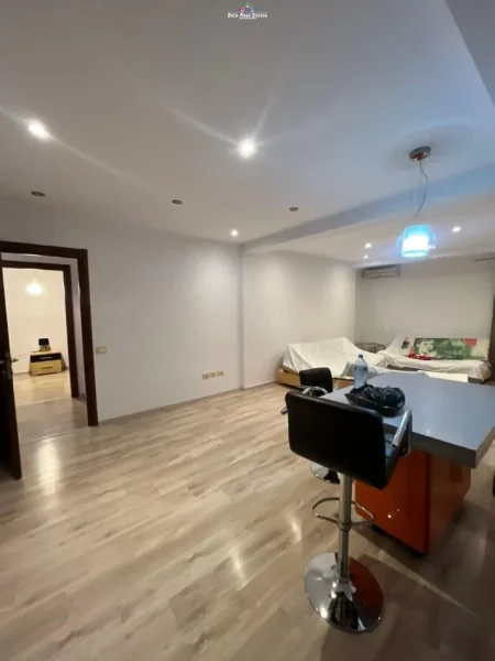 Tirane, jepet me qera apartament 1+1+Ballkon Kati 2, 75 m² 650 € (rruga e durresit)