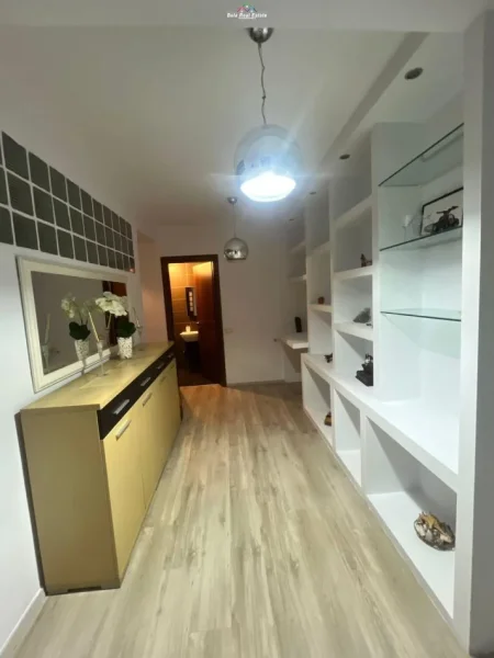 Tirane, jepet me qera apartament 1+1+Ballkon Kati 2, 75 m² 650 € (rruga e durresit)