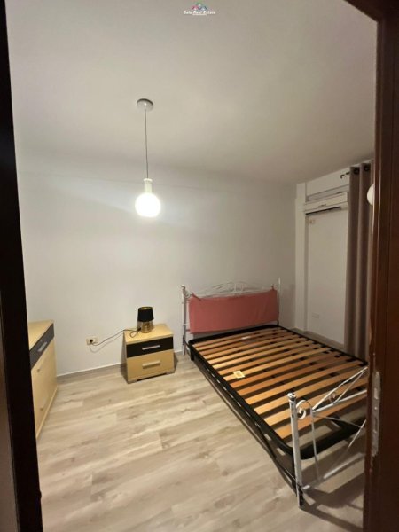 Tirane, jepet me qera apartament 1+1+Ballkon Kati 2, 75 m² 650 € (rruga e durresit)