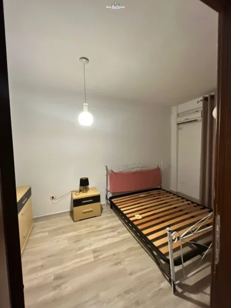 Tirane, jepet me qera apartament 1+1+Ballkon Kati 2, 75 m² 650 € (rruga e durresit)