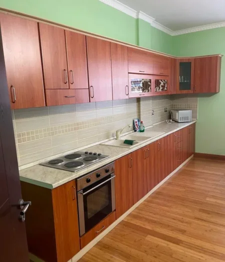 Tirane, jepet me qera apartament 2+1+Ballkon Kati 1, 120 m² 500 € (TREGU ELEKTRIK)