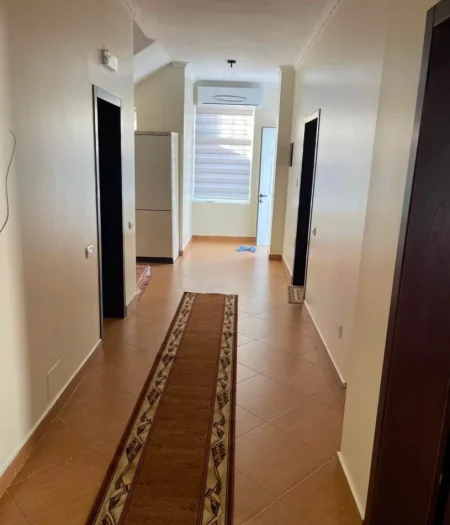 Tirane, jepet me qera apartament 2+1+Ballkon Kati 1, 120 m² 500 € (TREGU ELEKTRIK)