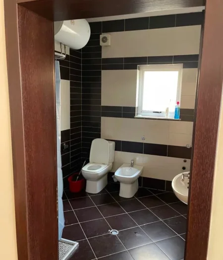 Tirane, jepet me qera apartament 2+1+Ballkon Kati 1, 120 m² 500 € (TREGU ELEKTRIK)