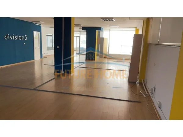 Tirane, jepet me qera ambjent biznesi Kati 0, 290 m² 3.000 € (Bruto) (Muhamet Gjollesha)