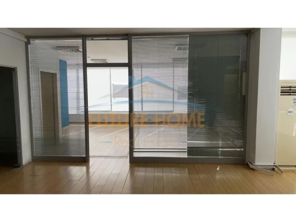 Tirane, jepet me qera ambjent biznesi Kati 0, 290 m² 3.000 € (Bruto) (Muhamet Gjollesha)