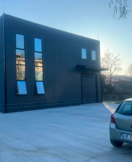 Tirane, jepet me qera ambjent biznesi Kati 0, 200 m² 2.000 € (SAUK)