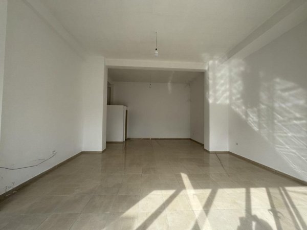 Tirane, jepet me qera ambjent biznesi Kati 1, 168 m² 2.800 € (PALLATI ME SHIGJETA)