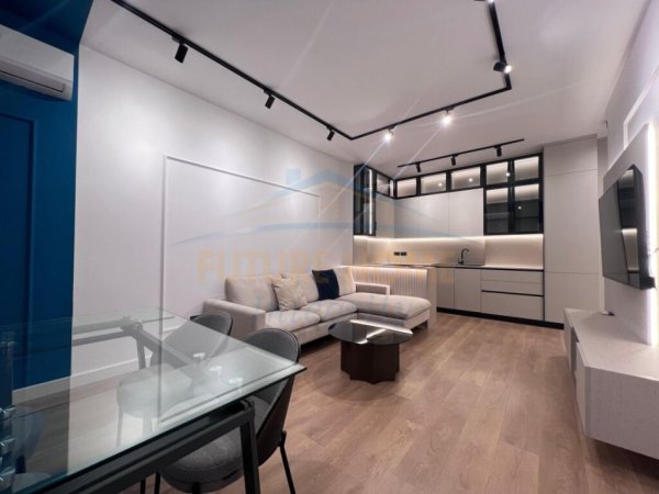 Tirane, jepet me qera apartament 1+1+Ballkon+Post Parkimi,  Kati 8, 70 m² 800 € (Porcelan)