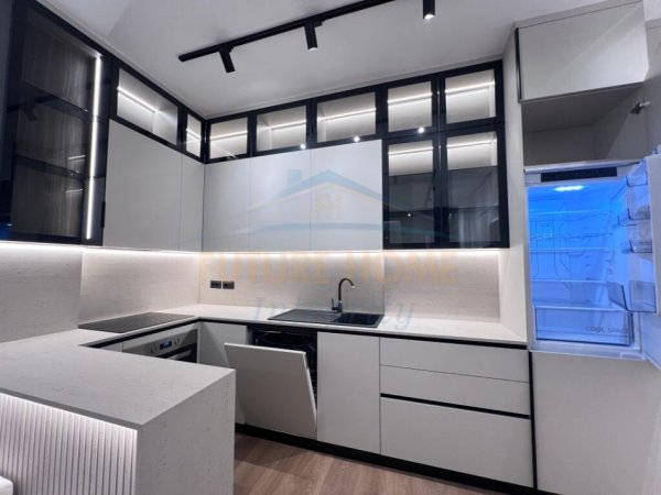 Tirane, jepet me qera apartament 1+1+Ballkon+Post Parkimi,  Kati 8, 70 m² 800 € (Porcelan)