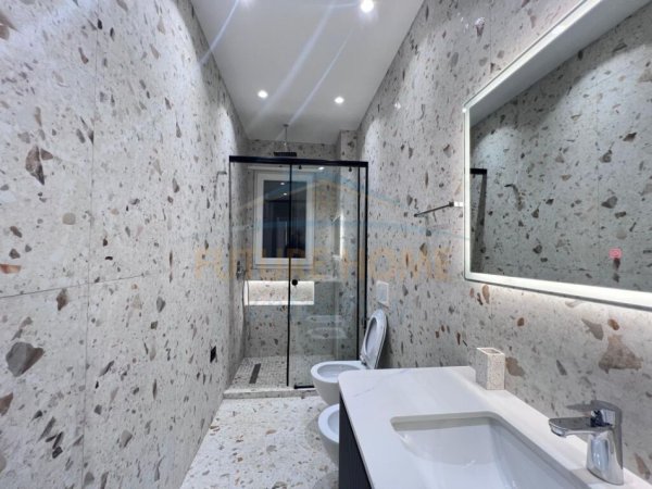 Tirane, jepet me qera apartament 1+1+Ballkon+Post Parkimi,  Kati 8, 70 m² 800 € (Porcelan)