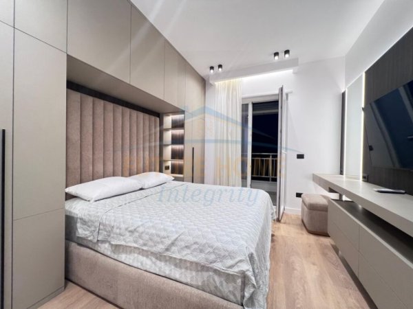 Tirane, jepet me qera apartament 1+1+Ballkon+Post Parkimi,  Kati 8, 70 m² 800 € (Porcelan)