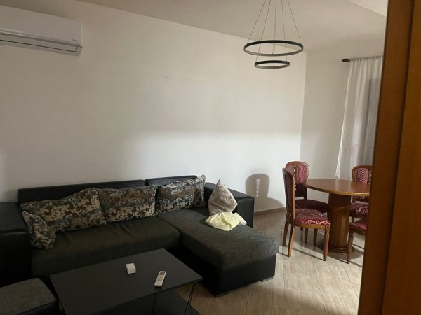 Tirane, jepet me qera shtepi 1+1 Kati 1, 400 € (Artan Lenja)